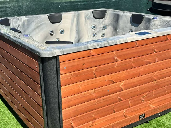 Grande 8 személyes Négyszögletes akril 8 személyes dézsafürdő GECKO 3 KW elektromos fűtéssel