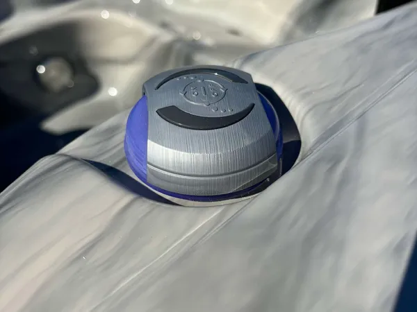 Grande 8 személyes Négyszögletes akril 8 személyes dézsafürdő GECKO 3 KW elektromos fűtéssel
