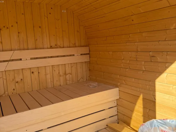 4 SZEMÉLYES MINI SZAUNA – ELEKTROMOS FŰTÉSSEL, LAPRASZERELT KIVITELBEN