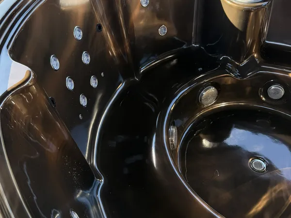 MEGÚJULT LUX IN – 8 SZEMÉLYES DÉZSAFÜRDŐ KÜLSŐ FATÜZELÉSŰ KÁLYHÁVAL, WELLNESS CSOMAGBAN