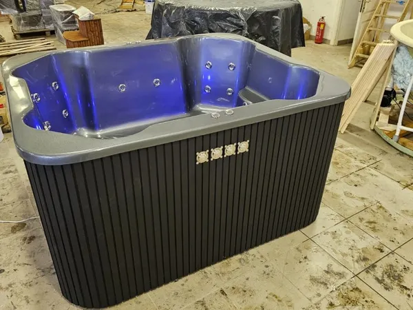 ZANZIBAR 6 személyes​ GLITTERES üvegszálas dézsafürdő KÜLSŐ KÁLYHÁVAL, WELLNESS csomagban