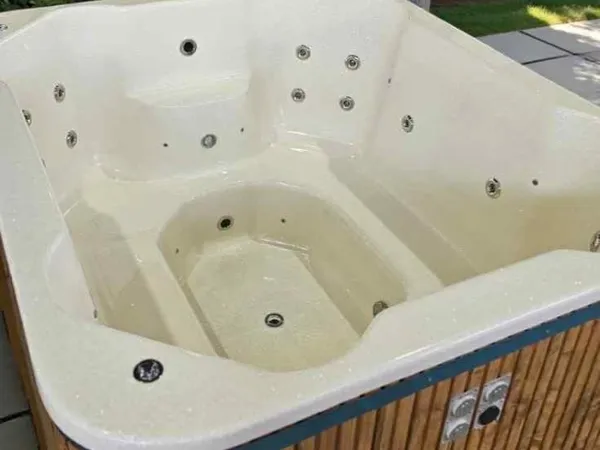 ZANZIBAR 6 személyes​ GLITTERES üvegszálas dézsafürdő KÜLSŐ KÁLYHÁVAL, WELLNESS csomagban