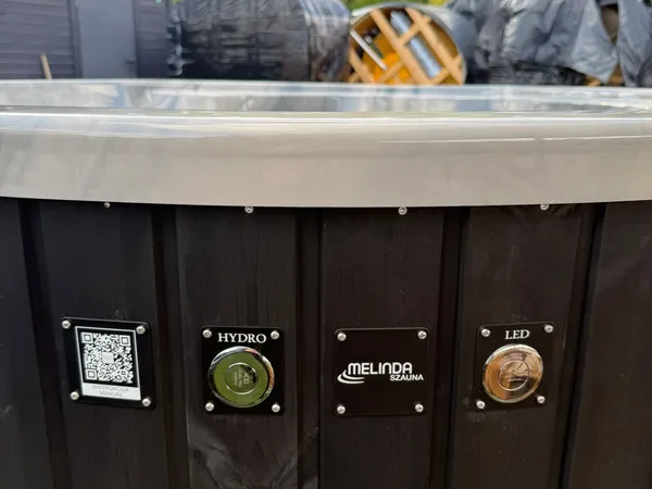 LUX IN 5 SZEMÉLYES PRÉMIUM AKRIL DÉZSAFÜRDŐ BELSŐ FATÜZELÉSŰ KÁLYHÁVAL